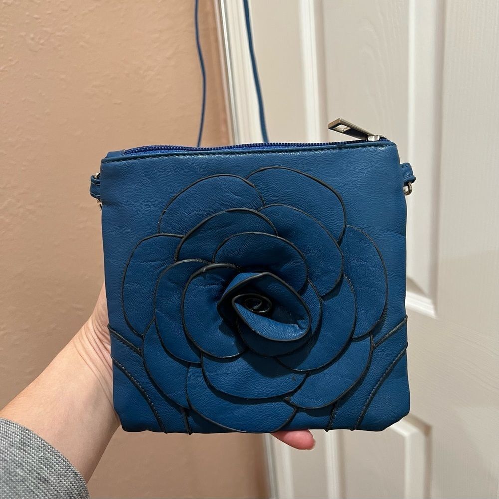 Flower Crossbody - Picture 2 of 6